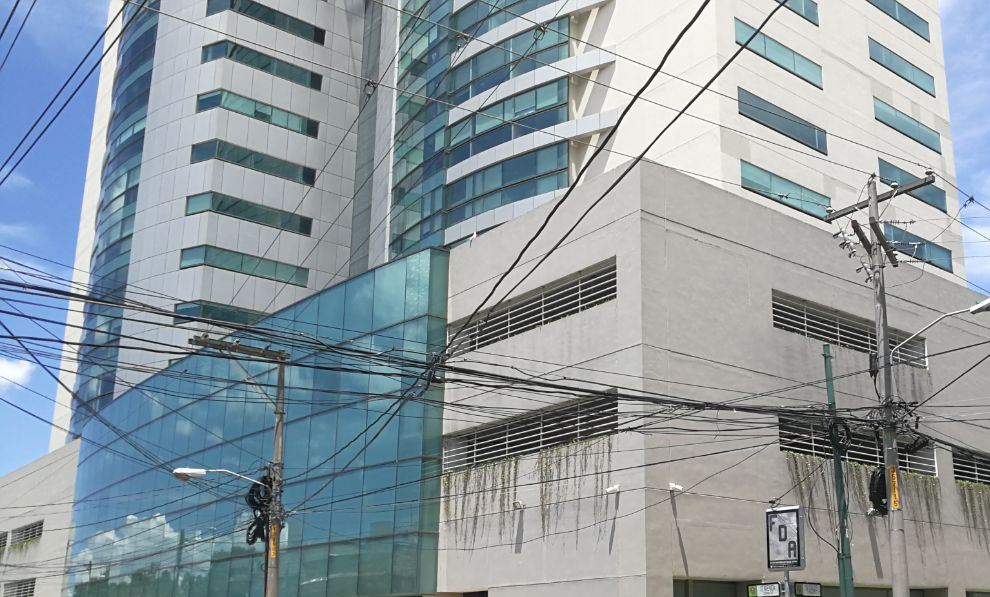 Edificio ubicado en la zona 10 capitalina, en el que se encuentran oficinas del MCN y son allanadas por el MP. (Foto Prensa Libre: Estuardo Paredes)