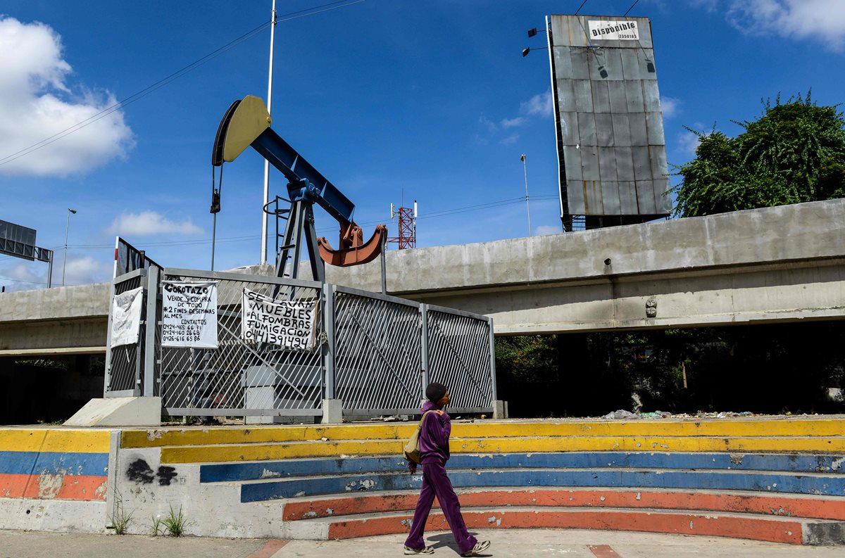 Los precios internacionales del petróleo ponen en apuros al gobierno venezolano. (Foto Prensa Libre: AFP)