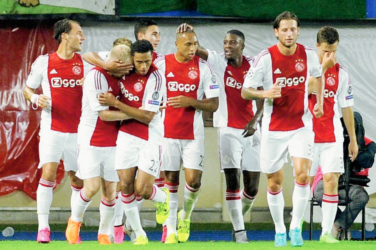 Davy Klaassen un gol con sus compañeros hoy ante el Rapid Viena. (Foto Prensa Libre: EFE)