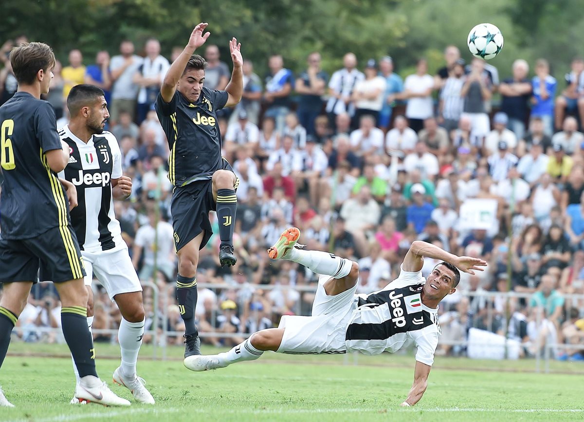 Cristiano Ronaldo, en una jugada este domingo, con la Juventus. (Foto Prensa Libre: EFE)