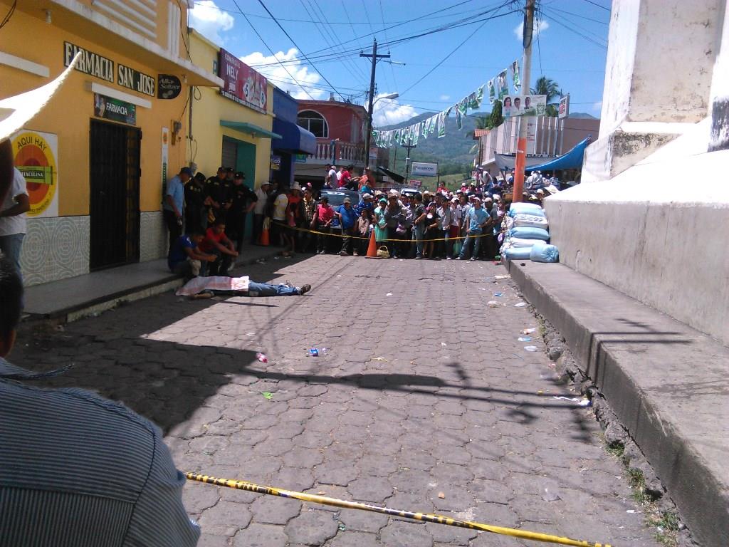 Pobladores y autoridades observan cadáver de hombre en Jocotán, Chiquimula. (Foto Prensa Libre: Edwin Paxtor)