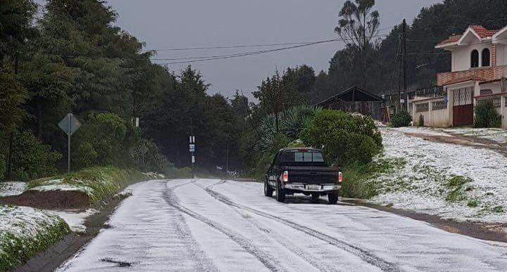 Las calles de Sibilia, en Quetzaltenango, quedaron cubiertas de hielo después de una fuerte lluvia acompañada de granizo. (Foto Prensa Libre: PDH Xela)