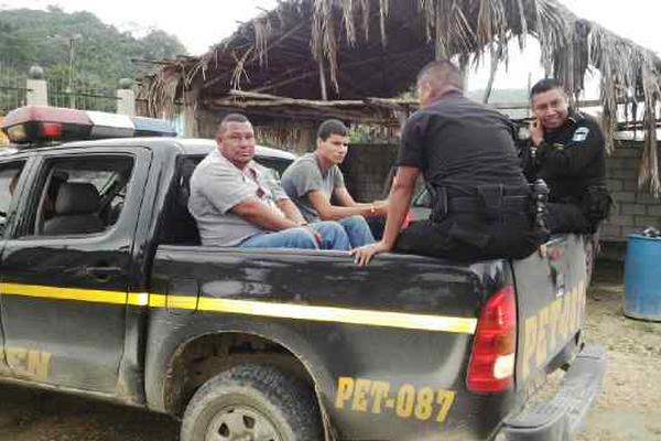 Agentes conducen a López y Orrego hacia la comisaría. (Foto Prensa Libre: Rigoberto Escobar)