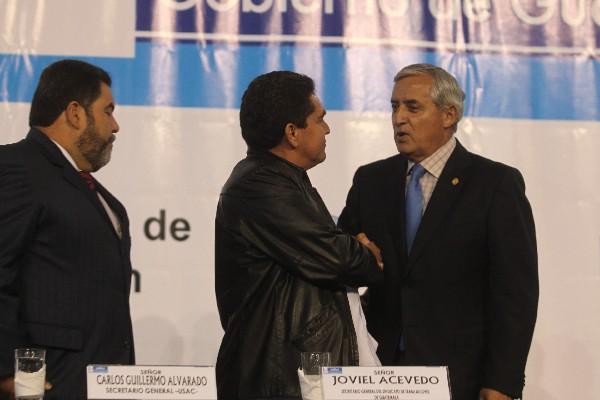 EL PRESIDENTE Otto Pérez Molina y el dirigente magisterial Joviel Acevedo se saludan en la graduación de maestros del Padep,   el jueves recién pasado.