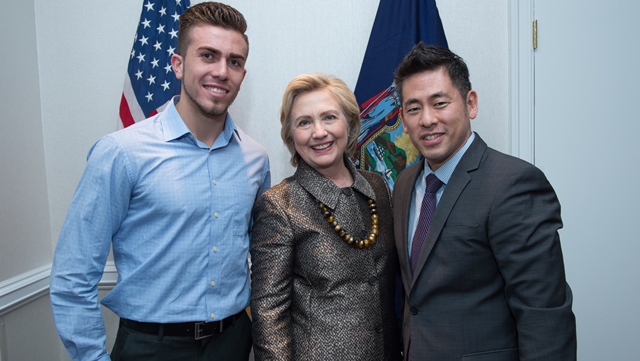 Villegas, junto a Hillary Clinton, candidata demócrata a la Presidencia de EE. UU., y Steven Choi, director de la Coalición de Inmigrantes de Nueva York. (Foto Prensa Libre: Cortesía)