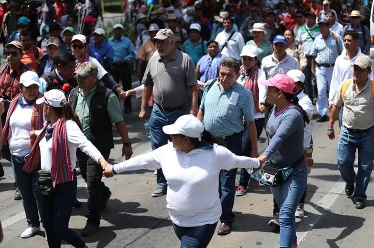 Durante la última marcha magisterial en mayo último, varios maestros rodearon a Joviel Acevedo para evitar cualquier contacto con la Prensa. (Foto: Hemeroteca PL)