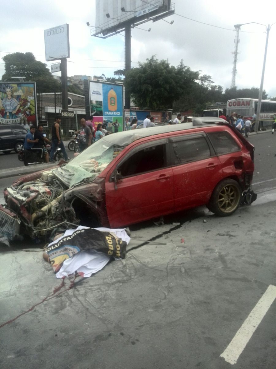 El vehículo que colisionó con la pareja que iba en una motocicleta en ruta al Atlántico. (Foto Prensa Libre: Urias Gamarro)