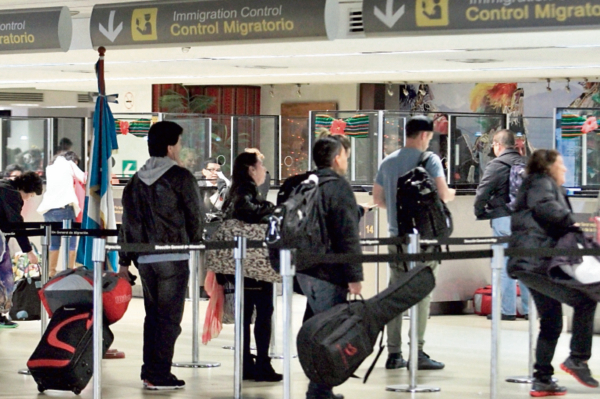 Los viajeros  por vía aérea ya pagan US$33 por salida del país.
