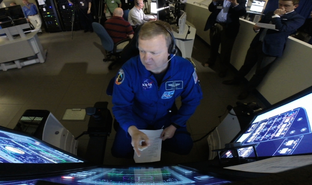 Eric Boe, astronauta de la Nasa se entrena con un simulador de vuelo como parte de los ensayos para posibles vuelos comerciales a finales del 2017. (Foto Prensa Libre: AP).