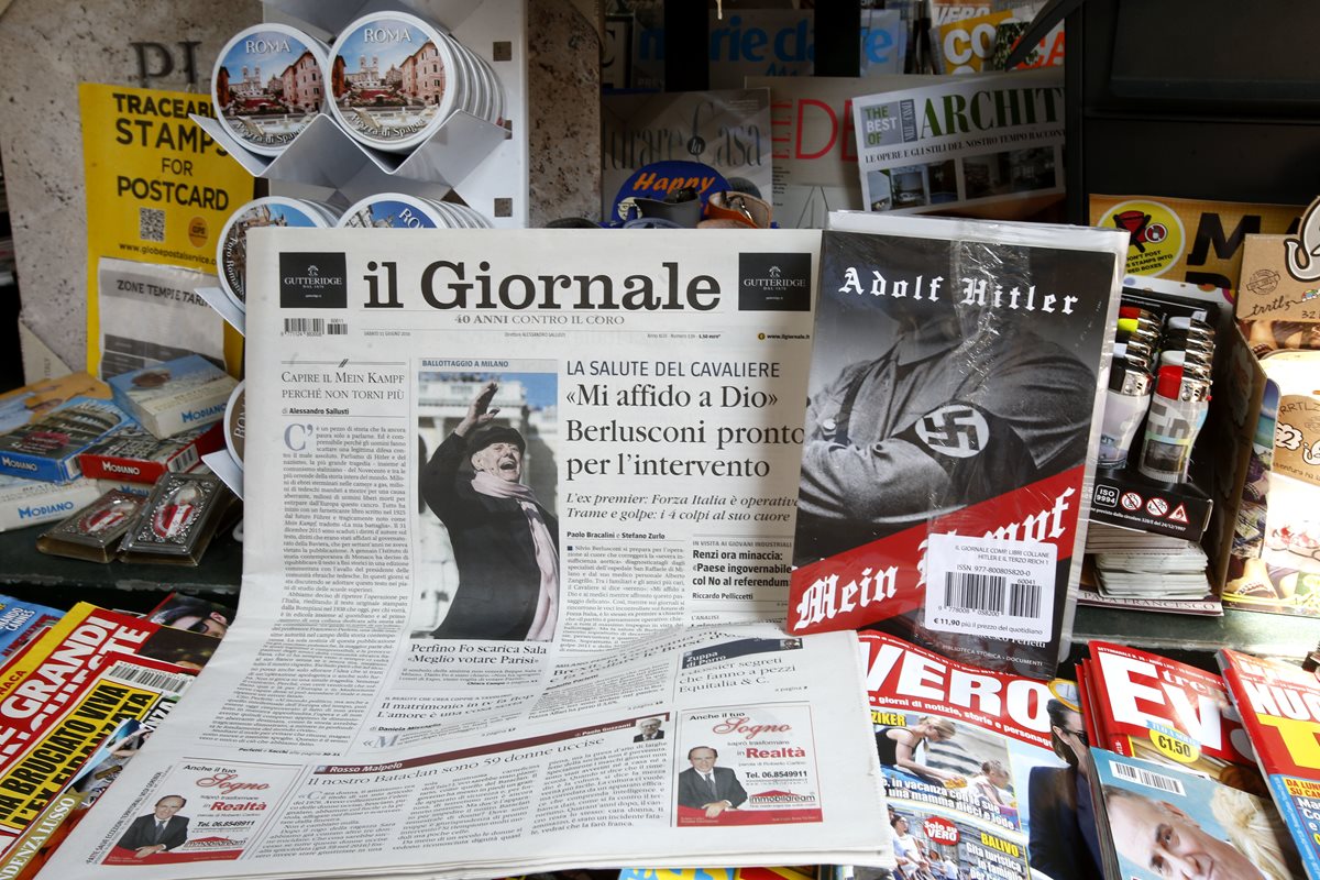 Diario italiano "Il Giornale" causa polémica al regalar libro de Hitler. (Foto Prensa Libre: AP)