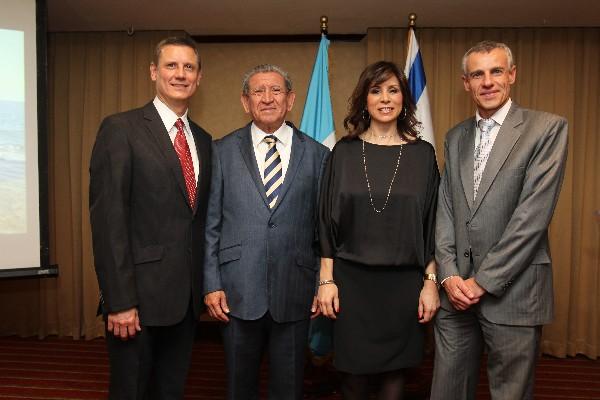 Javier Bolaños, de Fundakids; Roberto Alejos y  Karla Bolaños,  de Fundalejos, y Tsafrir Bar-Yosef, cónsul de Israel. (Foto Prensa Libre: Edwin Castro)