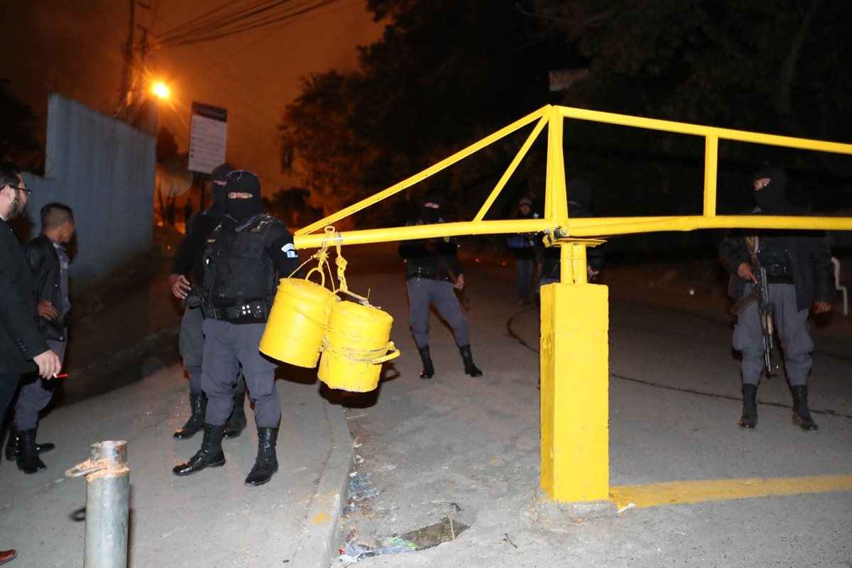 Guardias del Sistema Penitenciario resguardan el ingreso a El Preventivo de la zona 18. (Foto Prensa Libre: Antonio Jiménez)