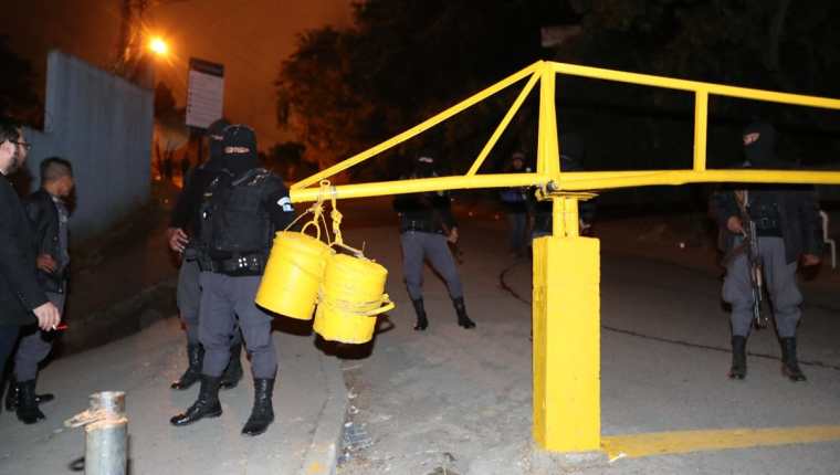 Guardias del Sistema Penitenciario resguardan el ingreso a El Preventivo de la zona 18. (Foto Prensa Libre: Antonio Jiménez)
