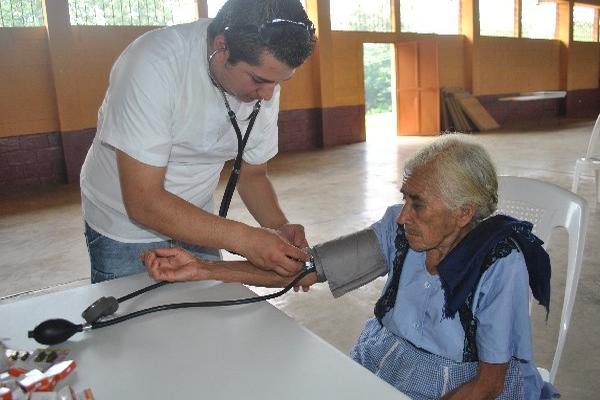 Médico examina a una mujer de la tercera edad de Nuevo San Carlos, Retalhuleu.