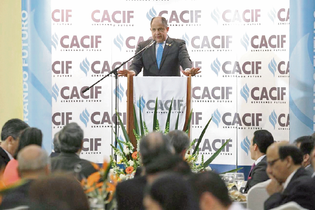 El presidente de Costa Rica se reunió con empresarios guatemaltecos para dar a conocer los planes industriales de ese país en la región. (Foto Prensa Libre: Edwin Bercián)