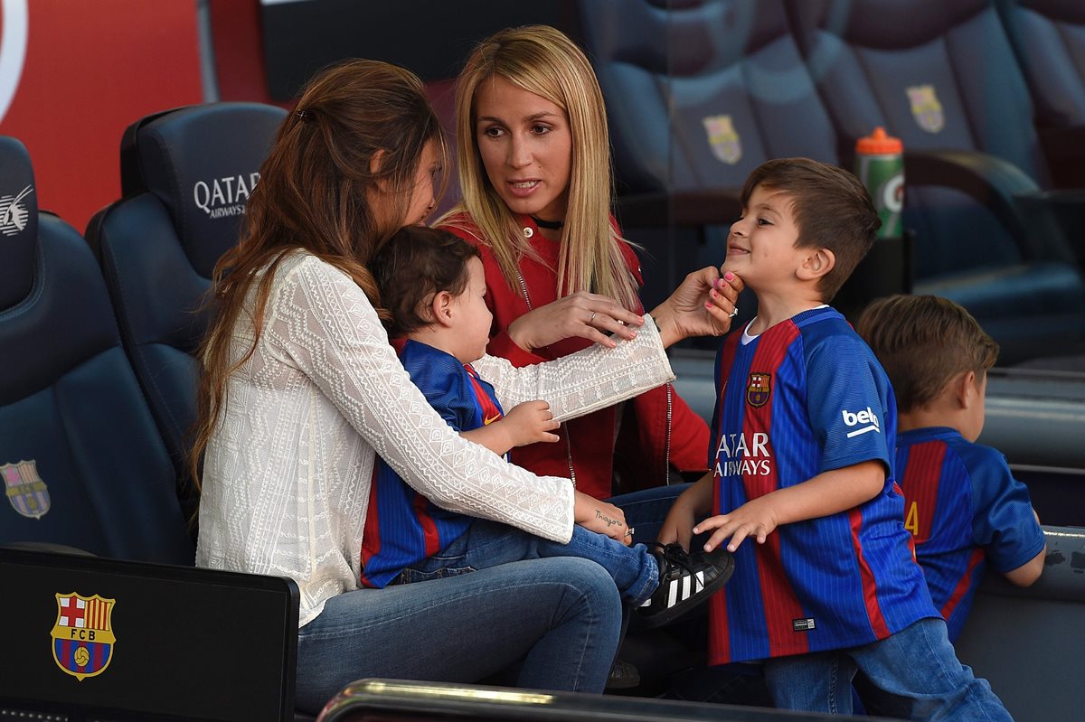 Thiago y Mateo también disfrutaron del partido. (Foto Prensa Libre: AFP)