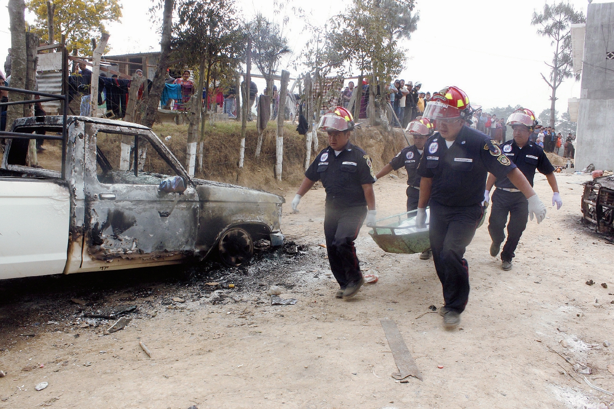 Socorristas trasladan el cuerpo de uno de los linchados en Patzún, Chimaltenango, en 2015. (Foto Prensa Libre: Hemeroteca PL).