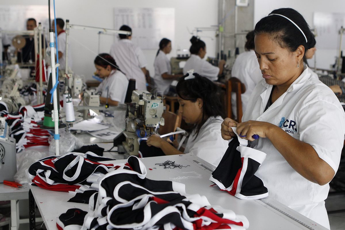 Operarias de CRJ Moda en Medellín (Colombia). La empresa pasó de tener 14 colaboradores informales a iniciar un negocio exitoso de la mano de 42 empleados legalmente contratados. (Foto, Prensa Libre: Efe).
