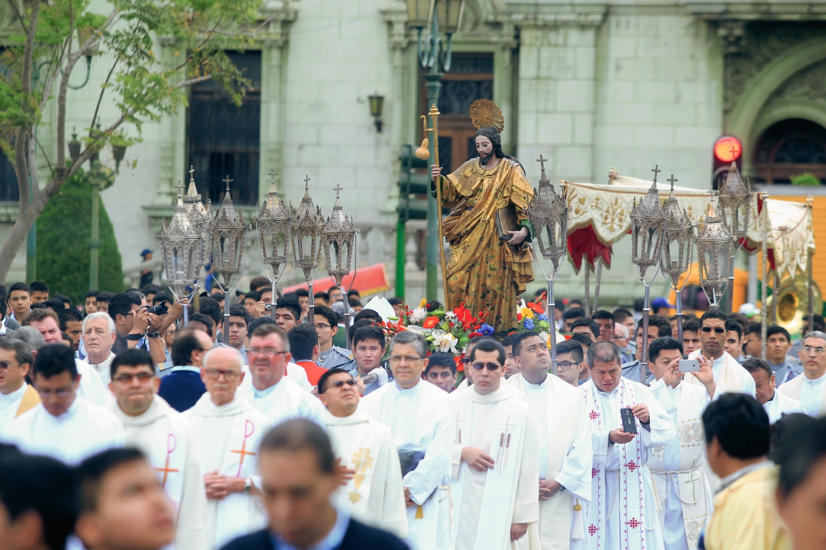 La imagen de Santiago Apóstol, patrono de Catedral Metropolitana fue llevado en procesión desde el templo Santa Rosa, hasta el templo catedralicio, en donde se celebró un Te Deum. Foto Prensa Libre: Edwin Bercián.