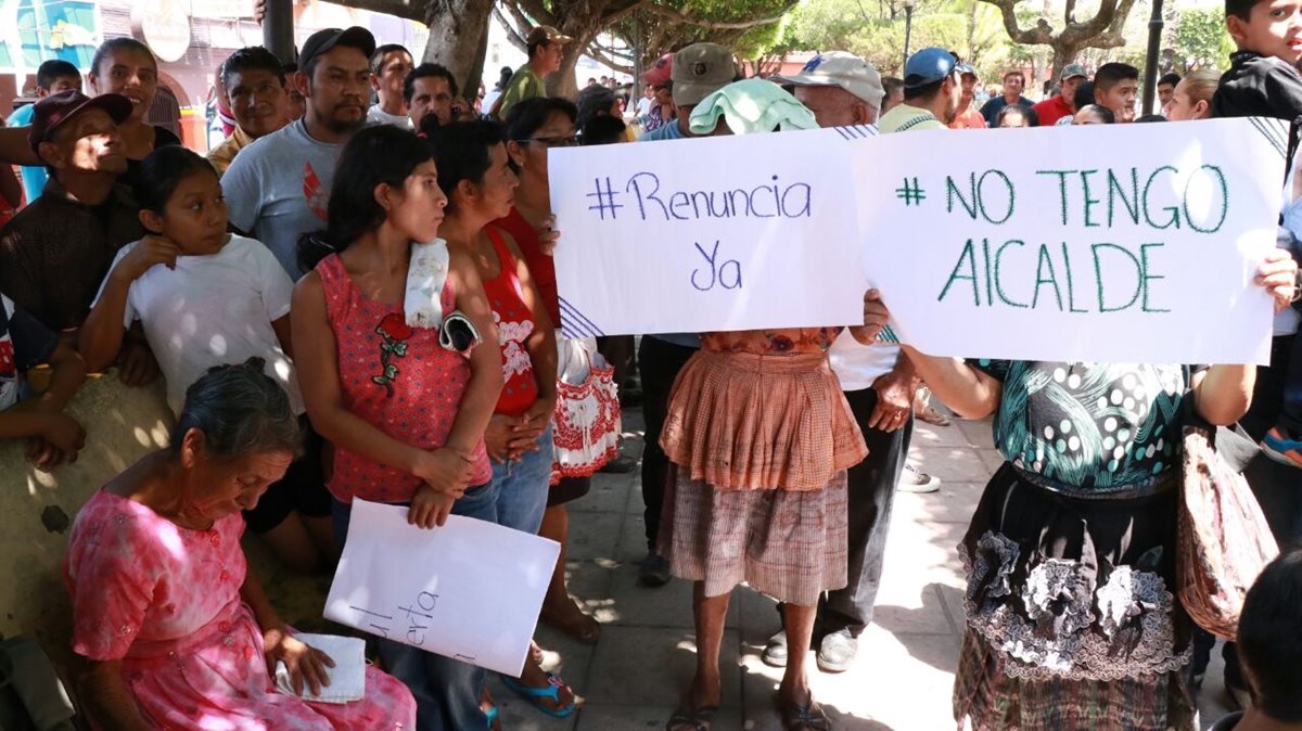 Unas 250 personas se concentraron frente a la municipalidad de Patulul para exigir la renuncia del alcalde. (Foto Prensa Libre: Cristian Icó)