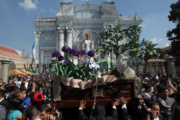 La imagen de la Inmaculada Concepción sale del templo de San Francisco, en la zona 1, para recorrer el Centro Histórico.