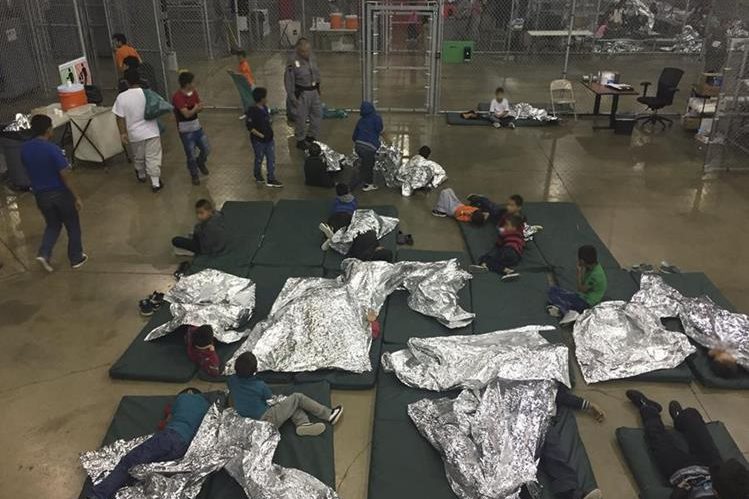 Menores detenidos en un centro de detención en McAllen, Texas. (Foto Prensa Libre: Hemeroteca PL)