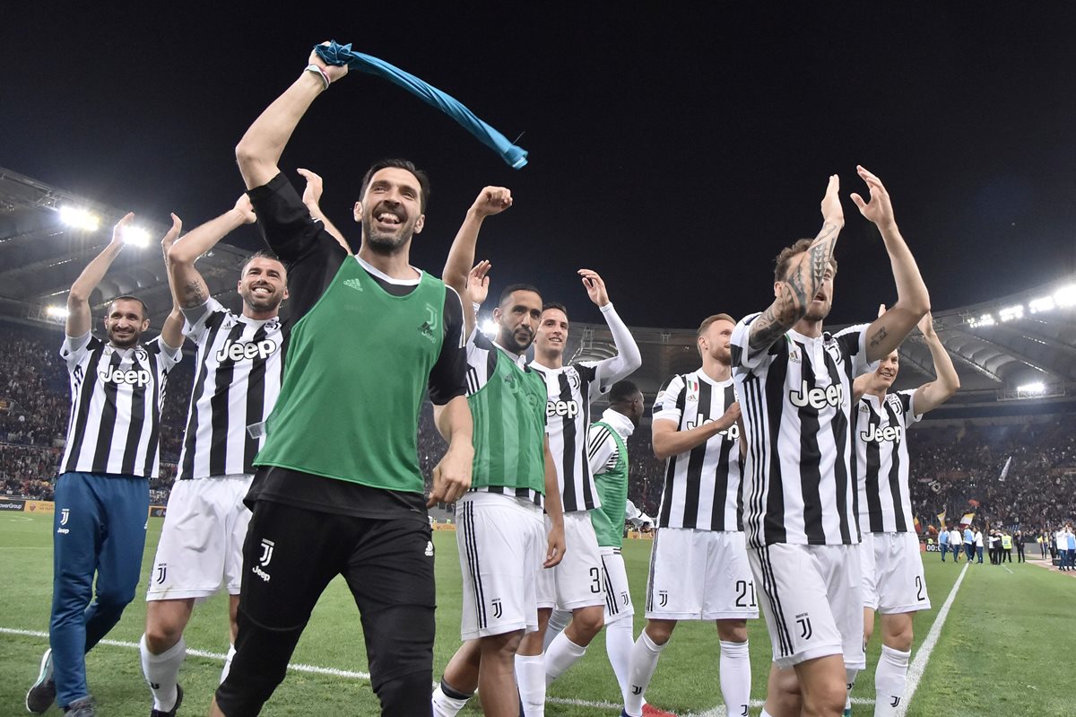 Gianluigi Buffon comandó el festejo de los jugadores de la Juventus. (Foto Prensa Libre: AFP)