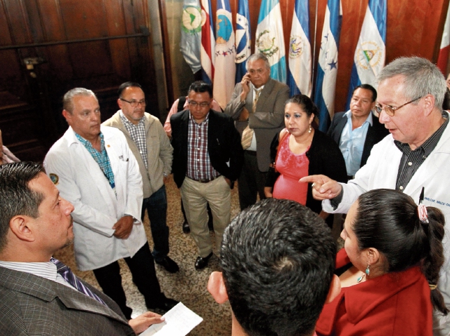 Varios directores de hospitales conversan entre sí y con representantes del Colegio de Médicos, en el Congreso de la República. (Foto Prensa Libre: Estuardo Paredes)