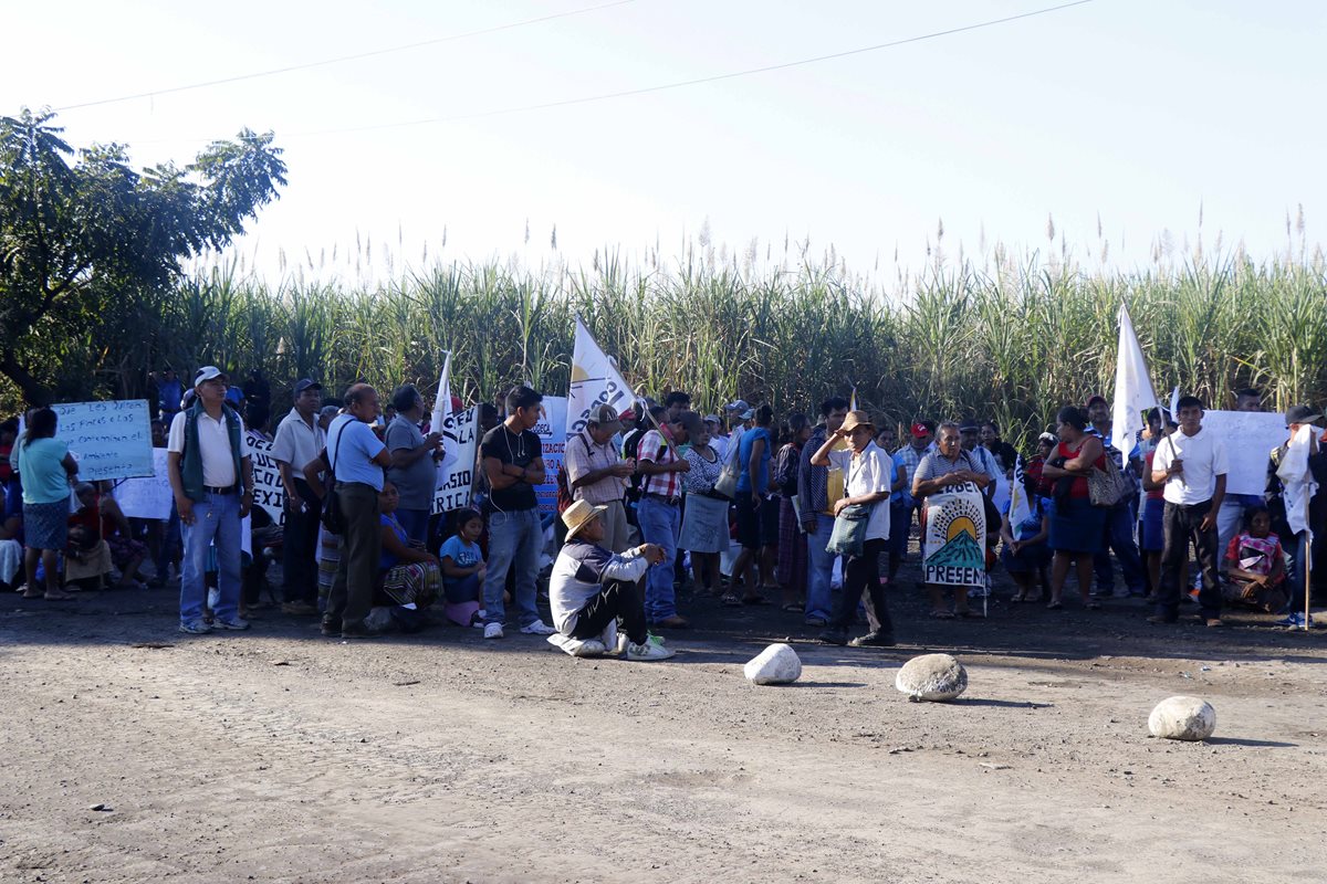 Un grupo de manifestantes de Champerico, Retalhuleu, bloquean el paso de camiones cañeros en el bulevar Centenario. (Foto Prensa Libre: Rolando Miranda)