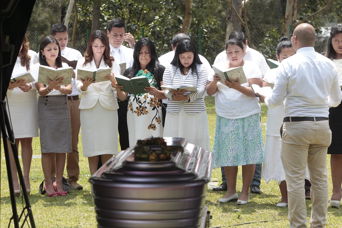 Un coro rinde honores póstumos a la comunicadora Marilin Palacios. (Foto Prensa Libre: Érick Ávila)