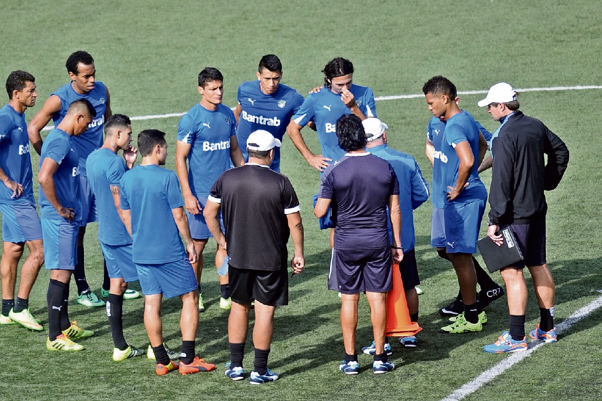 El técnico Willy Olivera —centro— conversa con el grupo de jugadores que se perfilan para salir hoy de titulares contra el Central FC. (Foto Prensa Libre: Francisco Sánchez)