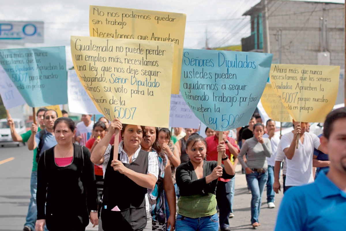 cientos de empleados del sector de vestuario y textiles salieron a las calles a exigir que se apruebe ley que les permitirá mantener sus empleos. (Foto PRENSA lIBRE: Edwin Bercián)