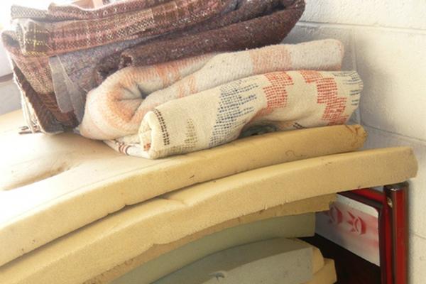 Los Bomberos Voluntarios de la cabecera de San Marcos abrieron un albergue por la época fría. (Foto Prensa Libre: Genner Guzmán)<br _mce_bogus="1"/>