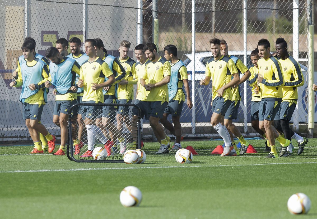 Los jugadores del Villarreal en su entreno de ayer previo al juego de hoy. (Foto Prensa Libre: EFE)