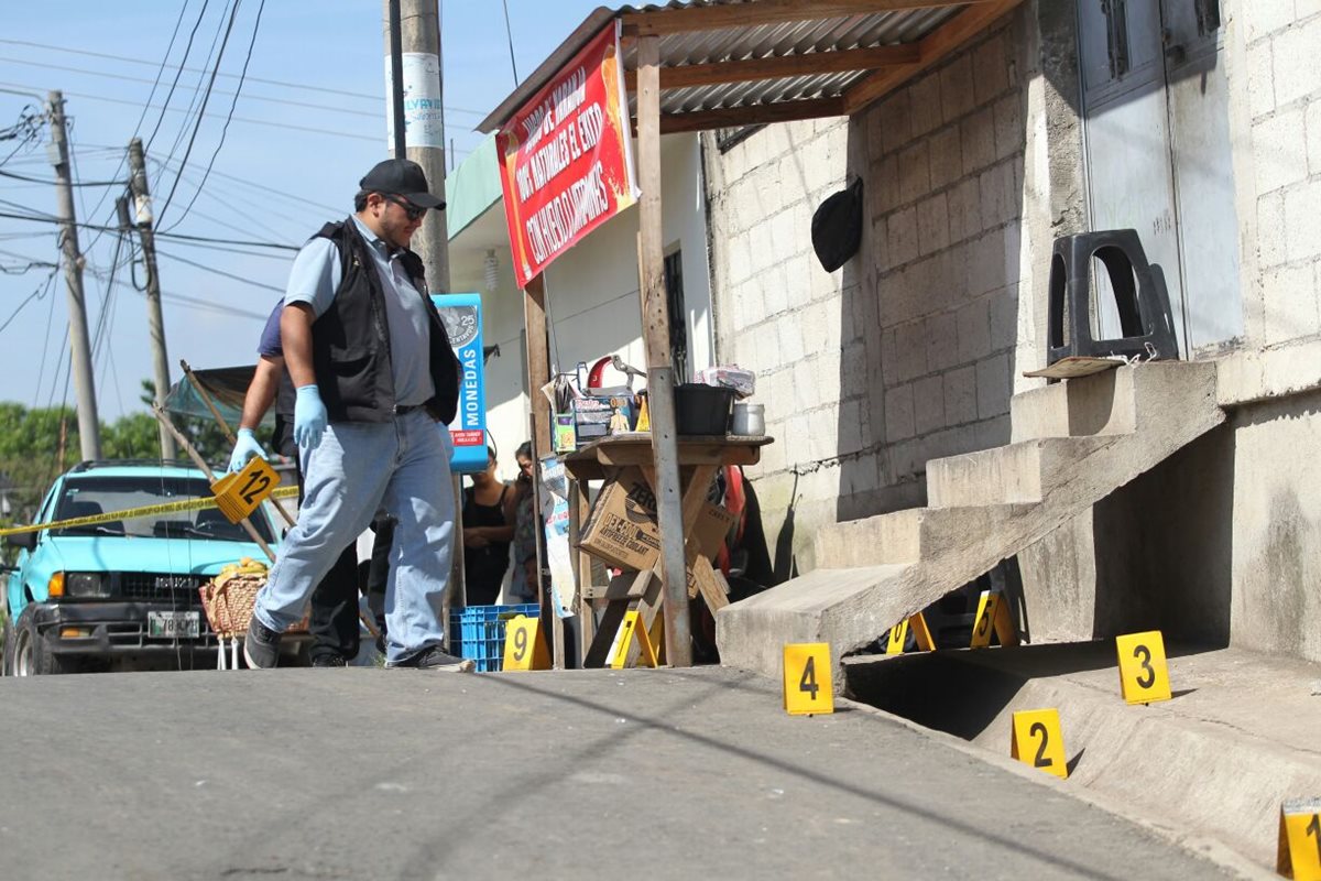 Peritos del Ministerio Público recogen evidencias en Boca del Monte, donde ocurrió el crimen. (Foto Prensa Libre: Érick Ávila)