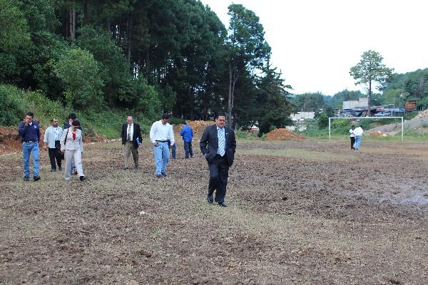 magistrados inspeccionan terrenos de una finca municipal  donde se construirá la sede del OJ.