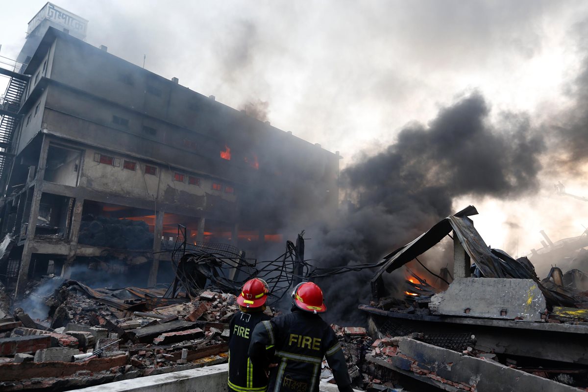 Incendio por explosión en fábrica de Bangladés dejá decenas de muertos y heridos. (Prensa Libre: AFP)