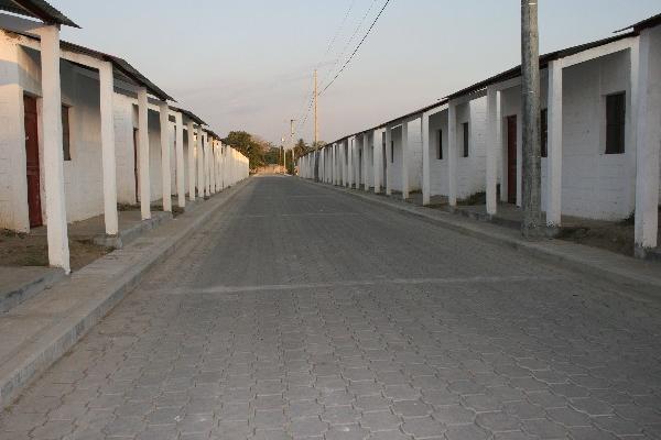 Las viviendas están construidas  de bloc, y las calles,  adoquinadas.