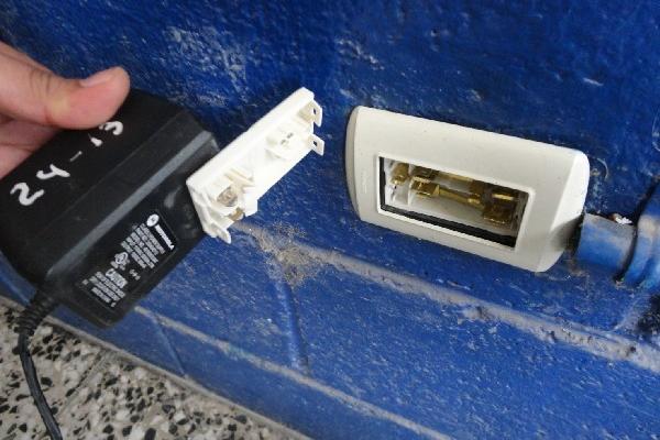 tomacorrientes  no funcionan en la PNC.