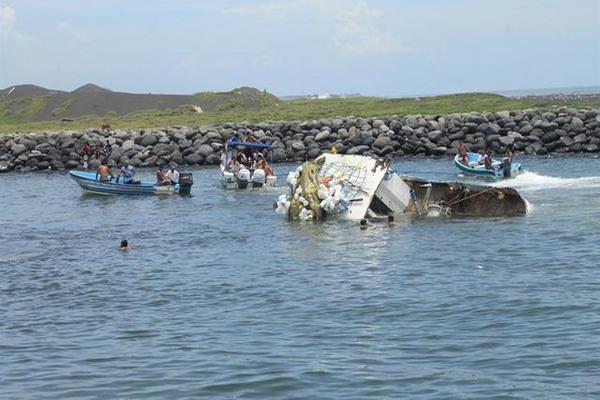 Embarcación que naufragó en bocabarra del Puerto San José, Escuintla. (Foto Prensa Libre: Enrique Paredes) <br _mce_bogus="1"/>