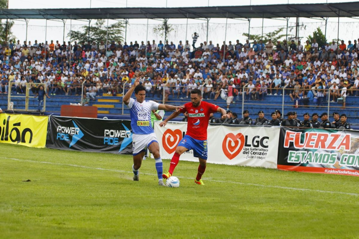 Municipal trató de mantener la ventaja en el marcador pero Suchi consiguió el empate casi al final del partido. (Foto Prensa Libre: Rolando Miranda y Cristian Soto)