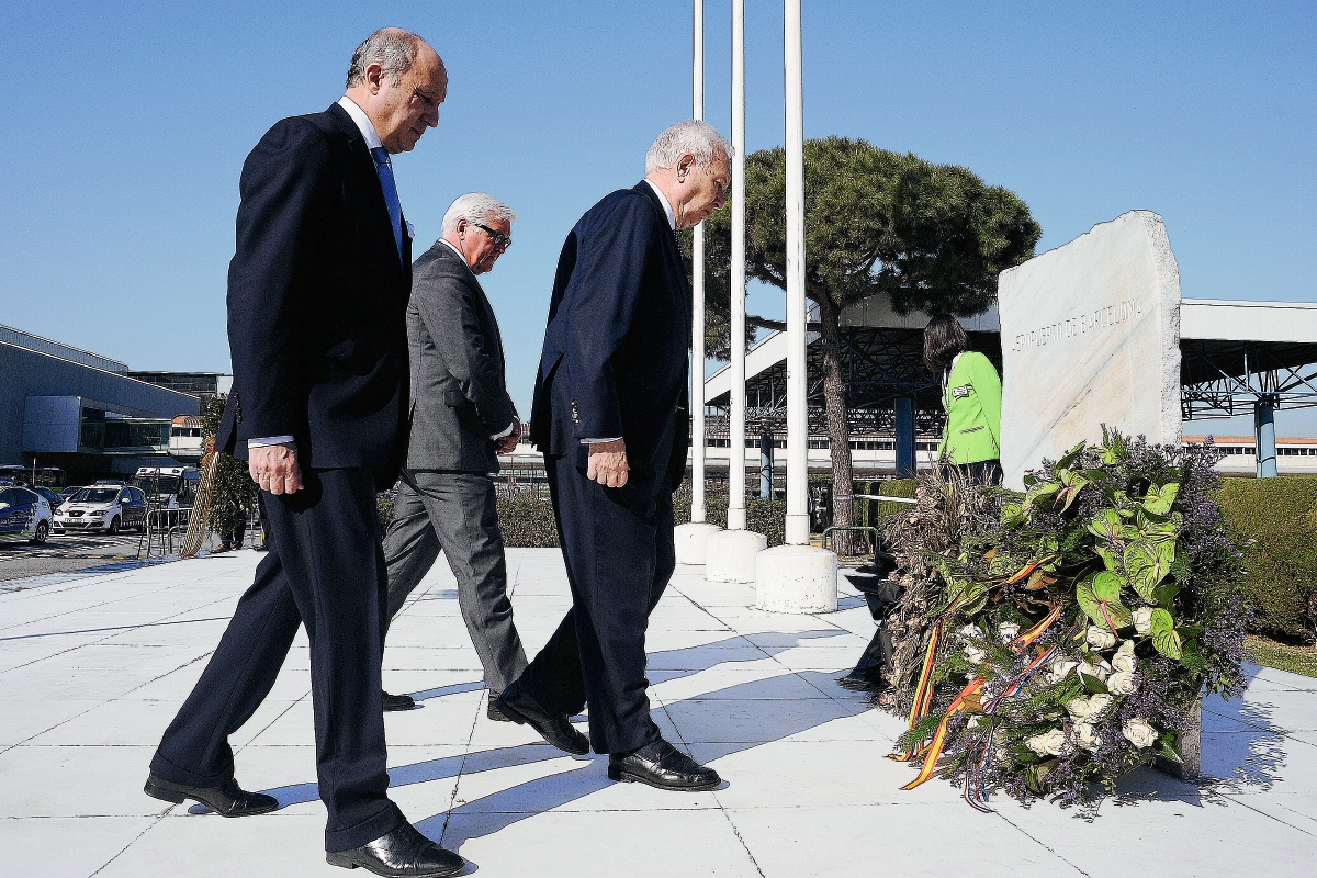 Diplomáticos en una ceremonia en honor a las víctimas el lunes último. (Foto Prensa Libre: AP).