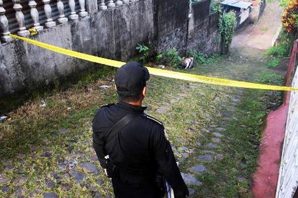 El cuerpo de un hombre sin identificar de unos 60 años fue localizado en aldea El Xab, municipio de El Asintal, Retalhuleu. (Foto Prensa Libre: Rolando Miranda).<br _mce_bogus="1"/>