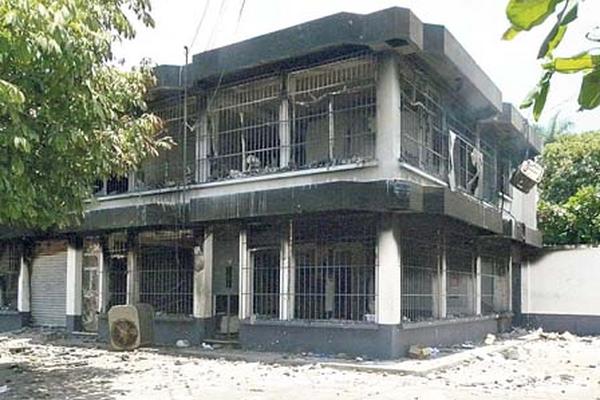 La noche  del miércoles último, inconformes quemaron la  sede de Energuate en Tiquisate.