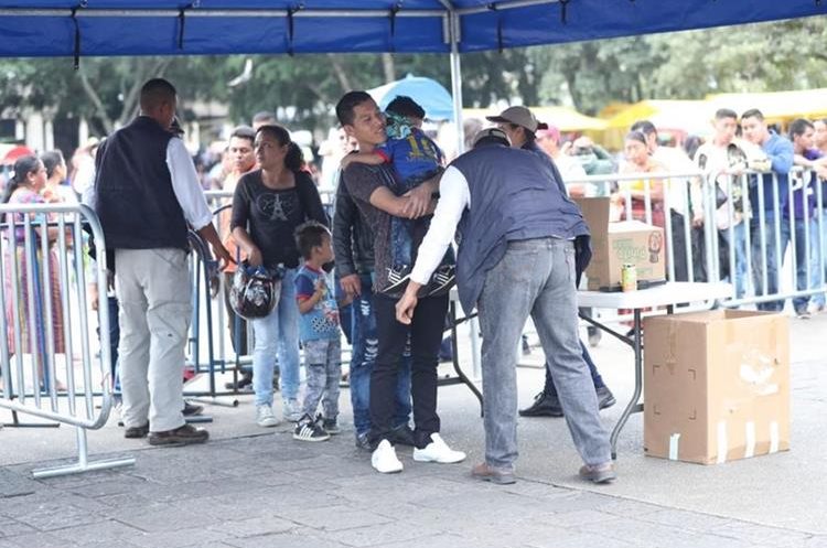 La revisión de los guardias de la SAAS el 14 de septiembre recién pasado en la Plaza de la Constitución. (Foto Prensa Libre: Hemeroteca)