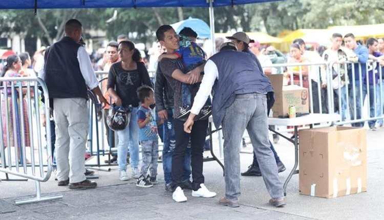 La revisión de los guardias de la SAAS el 14 de septiembre recién pasado en la Plaza de la Constitución. (Foto Prensa Libre: Hemeroteca)