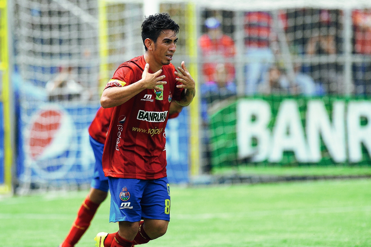 Marco Ciani, volante de Municipal, festeja un gol. (Foto Prensa Libre: Francisco Sánchez).