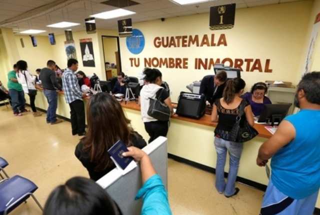 Migrantes en el consulado de Guatemala en Los Ángeles, California. (Foto Prensa Libre: Hemeroteca PL)
