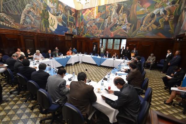 El PP presentó a los jefes de bloques la agenda para la sesión de hoy, que suspendería el interrogatorio a la ministra de Educación.