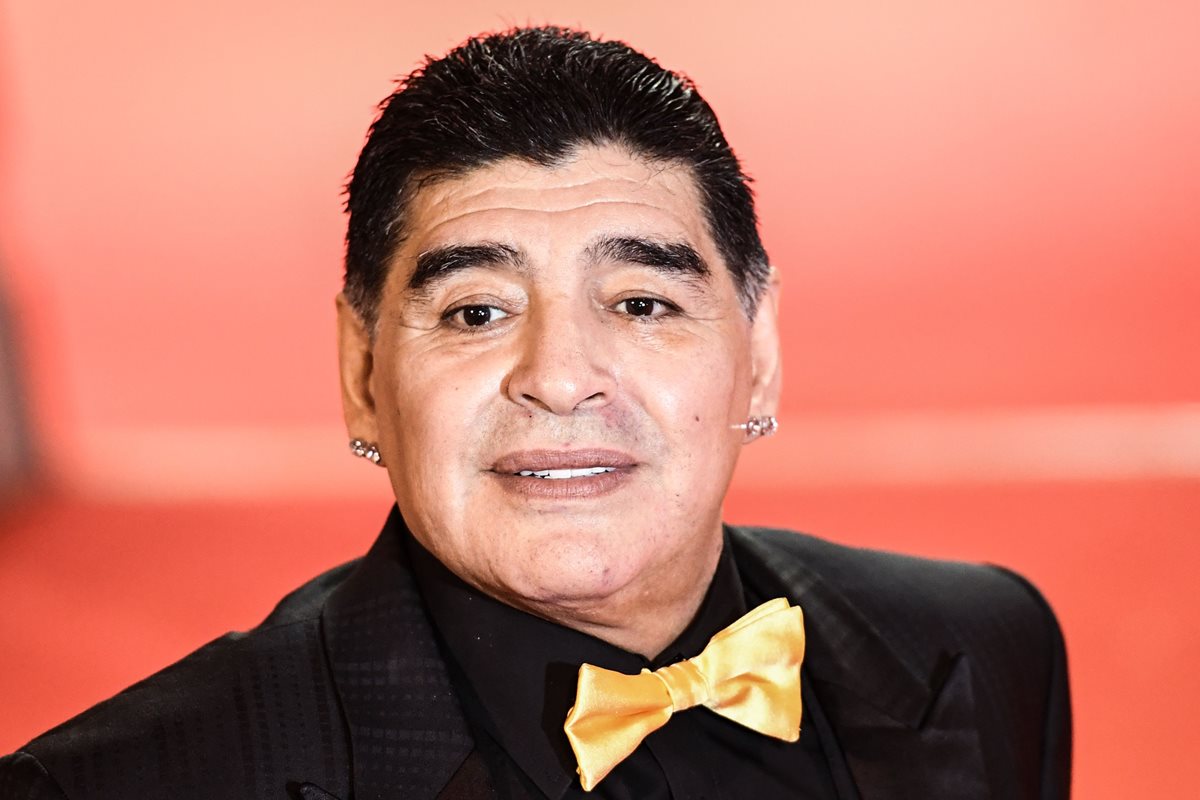 El astro argentino Diego Maradona y su corbatín fueron de lo más comentado de la ceremonia (Foto Prensa Libre: AFP).